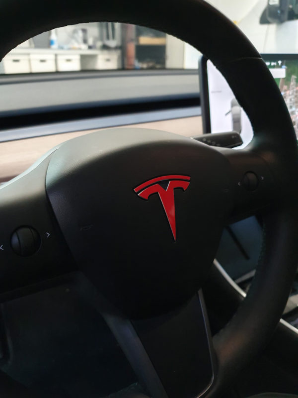 Personalizzazione loghi Tesla model 3 volante