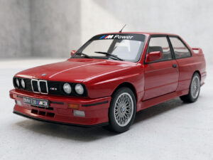 Acquista fascia parasole adesiva personalizzata per BMW Serie 3 e30, M3. Protegge dal sole e dona un look sportivo alla tua auto.