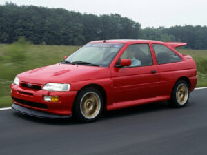 Acquista fascia parasole adesiva personalizzata per Ford Escort Cosworth. Protegge dal sole e dona un look sportivo alla tua auto.